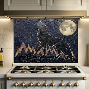 Puede incluir: Un protector contra salpicaduras de mosaico con la silueta de un lobo aullando sobre un fondo azul oscuro. El diseño incluye una luna llena y una cordillera estilizada. El mosaico está hecho de pequeñas baldosas de forma irregular.