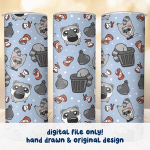 Puede incluir: Un vaso azul claro con un patrón repetido de mapaches de dibujos animados, bolsas de basura, corazones de manzana y latas de refresco. El texto "digital file only! hand drawn & original design" está en la parte inferior.