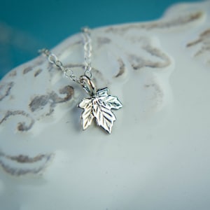 Winzige Maple Leaf Halskette aus Sterling Silber