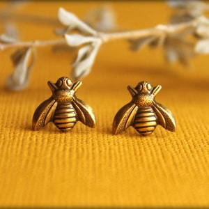 Pendientes de abeja, disponibles en múltiples colores, tachuelas de abejorro de abeja, Save the Bees, Earthy Nature Inspired, Accesorio de joyería de abejas