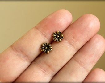 Petites boucles d'oreilles en forme de fleur, disponibles en or vieilli, argent vieilli et laiton vieilli