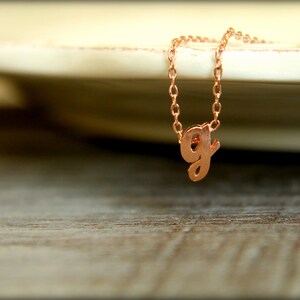 Collar inicial escrito a mano en minúsculas, disponible en plata, oro y oro rosa, letras de letra personalizadas tipo alfabeto