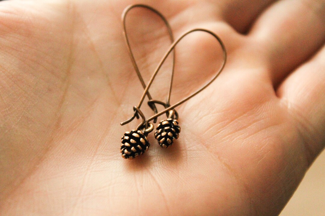 Pequeños pendientes de piña en cobre antiguo o bronce, joyería de cono ...