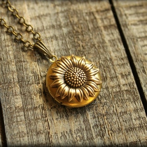Naszyjnik z medalionem słonecznikowym
