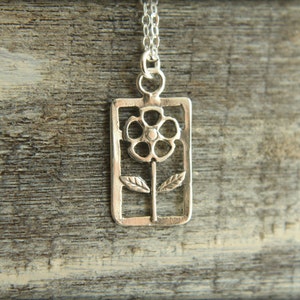 Simple Flower Necklace in Sterling Silver