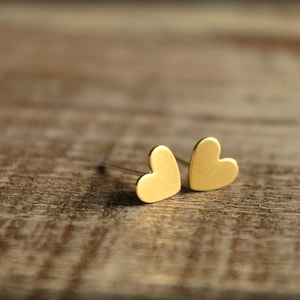 Itty Bitty Heart Earring Studs in raw brass, raw copper of verzilverd messing, roestvrijstalen palen, kleine harten liefde romantiek vriendschap