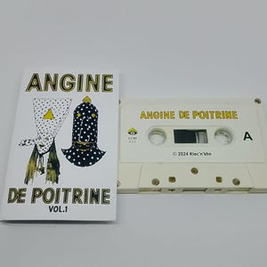 Peut inclure: Une cassette audio vintage et sa pochette. La pochette affiche le texte "ANGINE DE POITRINE VOL.1" avec des illustrations de figures abstraites. La cassette, de couleur blanc cassé, porte l'inscription "ANGINE DE POITRINE" en lettres dorées.