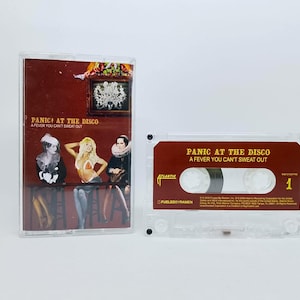 Puede incluir: Un casete transparente con una etiqueta granate que presenta el texto "PANIC! AT THE DISCO A FEVER YOU CAN'T SWEAT OUT." La caja del casete muestra una imagen de la banda y el mismo texto. También son visibles los logotipos de Atlantic y Fueled By Ramen.