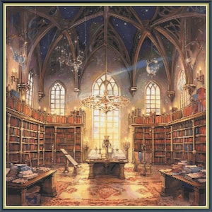 Könnte beinhalten: Ein Kreuzstich-Design zeigt eine große Bibliothek mit gewölbten Decken und hohen Fenstern. Bücherregale säumen die Wände, gefüllt mit Büchern. Ein großer Kronleuchter hängt von der Decke, und ein Tisch steht in der Mitte. Die Farbpalette umfasst warme Gold-, Braun- und Blautöne.