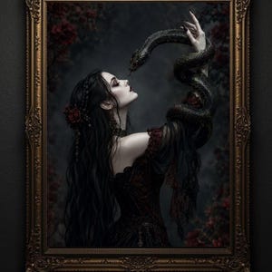 Puede incluir: Una lámina de arte enmarcada que muestra a una persona con cabello largo y oscuro y una rosa roja, vestida con un vestido oscuro con encaje, sosteniendo una gran serpiente oscura que se enrosca en el brazo y se acerca al rostro.