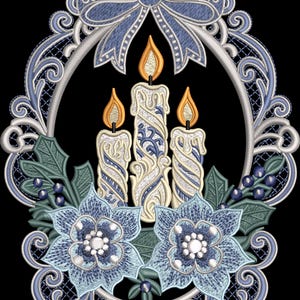Puede incluir: Adorno navide&ntilde;o bordado con tres velas encendidas con detalles azules y blancos, rodeado por un marco decorativo con un lazo, flores y bayas. El dise&ntilde;o est&aacute; sobre un fondo negro.