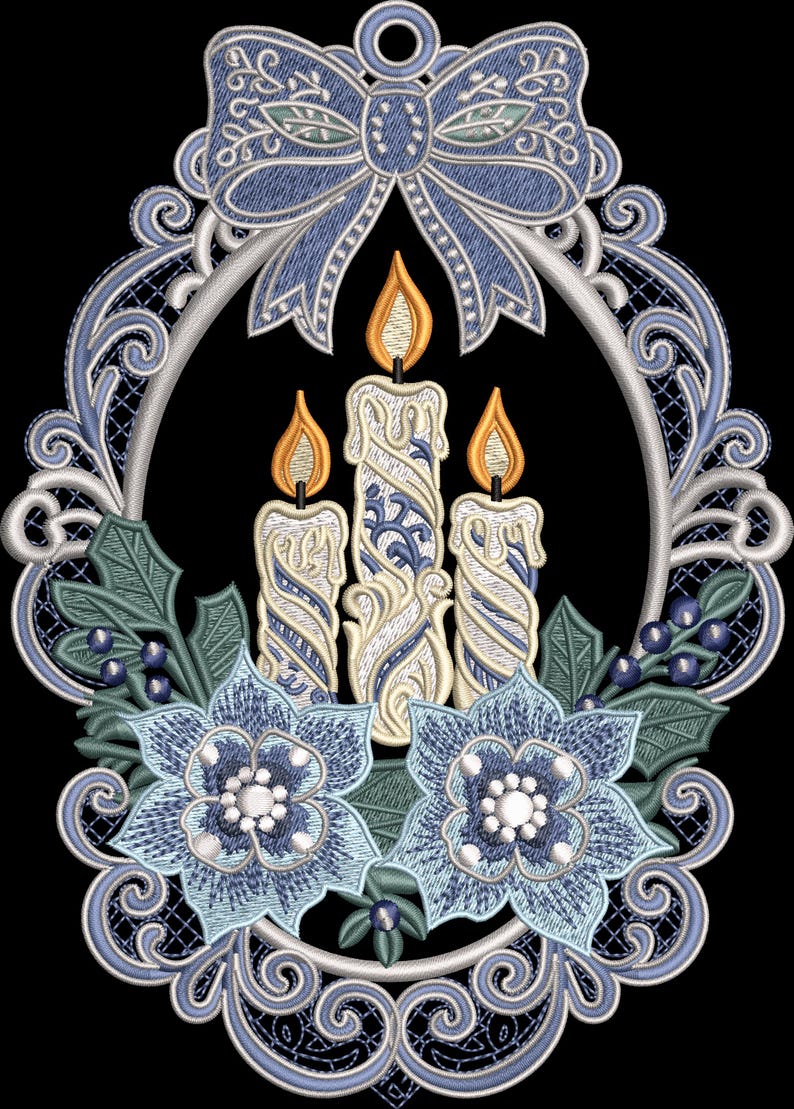 Puede incluir: Adorno navide&ntilde;o bordado con tres velas encendidas con detalles azules y blancos, rodeado por un marco decorativo con un lazo, flores y bayas. El dise&ntilde;o est&aacute; sobre un fondo negro.