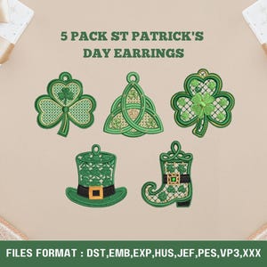 Op de afbeelding: Vijf geborduurde St. Patrick's Day oorbellen in groen. Ontwerpen omvatten een klaverblad, Keltische knoop, klaverblad met een bloem, een groene hoed met zwarte band en een groene laars met een gesp. De tekst luidt "5 PACK ST PATRICK'S DAY EARRINGS."