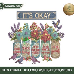 Puede incluir: Un diseño de bordado con cinco tarros de albañil llenos de flores coloridas y citas inspiradoras. El texto "IT'S OKAY" está encima de los tarros. Varios pájaros pequeños también están incluidos en el diseño. Adecuado para archivos de bordado.