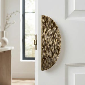 Ręcznie wykonany uchwyt meblowy z teksturowanego mosiądzu | Uchwyt do drzwi okrągłych dzielony | Nowoczesne okucia meblowe Artisan