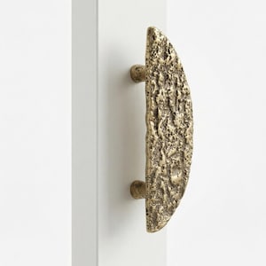 Ręcznie wykonany uchwyt meblowy z teksturowanego mosiądzu | Uchwyt do drzwi w kształcie księżyca z kolekcji Artisan Pair | Nowoczesne, rustykalne okucia meblowe
