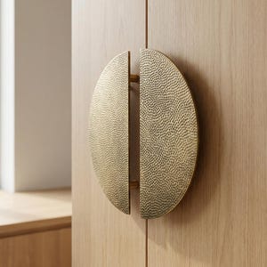 Tirador de armario de latón macizo en forma de media luna, tirador de puerta moderno con textura, detalle minimalista para cajones.