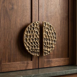 Maniglia per porta a mezzaluna in ottone massiccio / Maniglia per mobile con texture a nido d'ape / Ferramenta anticata a forma di D