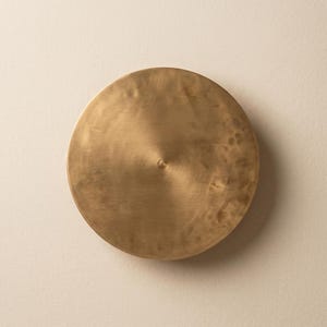 Tirador de disco martillado de latón macizo / Tirador minimalista para armario sin lacar