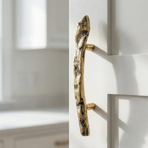 Tirador de puerta de latón orgánico / Tirador de gabinete de latón macizo escultural / Herrajes para muebles artesanales