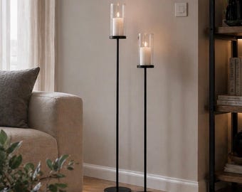 Höga golvljusstakar i metall, modern minimalistisk svart inredning