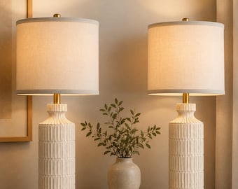 Set med 2 moderna bordslampor i keramik, texturerad neutral linneskärm