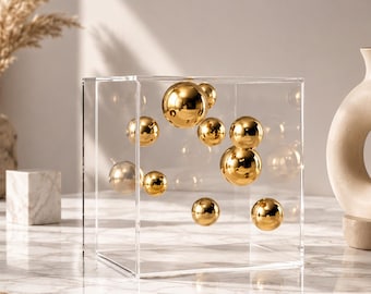 Akrylkubdekor med flytande guldfärgade sfärer – Modern minimalistisk skulptur Heminredning