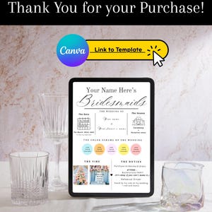 Op de afbeelding: Een digitale tablet toont een huwelijkssjabloon met de tekst "Your Name Here's Bridesmaids". De sjabloon bevat secties voor de datum, locatie, kleurenschema en taken. De afbeelding is omgeven door drie heldere glazen.