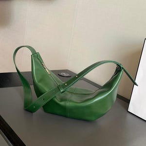 Könnte beinhalten: Rustikales Holzschild mit dem Text "Welcome to our home" in handschriftlichem Stil. Das Schild hat eine Used-Optik und ein schlichtes, einladendes Design, ideal für eine Veranda oder einen Eingangsbereich.