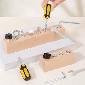 Może przedstawiać: Drewniany zestaw zabawek z narzędziami i elementami mocującymi. Zawiera śrubokręt, klucz i klucz imbusowy, a także różne rodzaje śrub i śrub. Zaprojektowany do zabawy edukacyjnej i rozwoju motoryki małej.