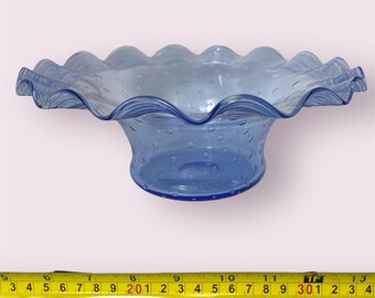 Cuenco de pedestal de vidrio artístico azul con borde ondulado y diseño de burbujas controladas