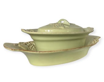 Plato de cerámica verde vintage con tapa y diseño de uva