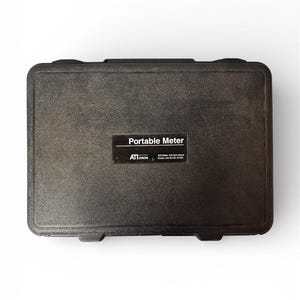 Puede incluir: Un letrero de madera hecho a mano con el texto "Welcome to our home" en un estilo manuscrito. El letrero está pintado de blanco con un marco teñido oscuro. El letrero mide 30 cm de ancho y 20 cm de alto.