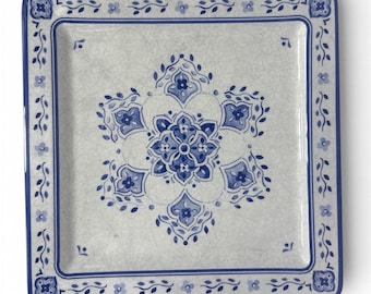 Plato cuadrado de cerámica craquelada azul y blanca con diseño floral