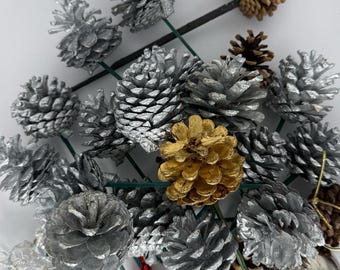 Lote de adornos navideños vintage: adornos, piñas y bombillas.