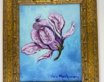 Cuadro floral enmarcado, firmado por Viola Montgomery: Flor morada sobre azul