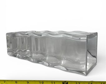 Jarrón moderno de bloques de vidrio transparente con diseño rectangular ondulado y sólido pesado
