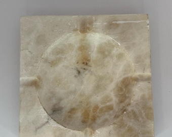 Cenicero cuadrado vintage de piedra de ónix con aspecto de mármol tallado.