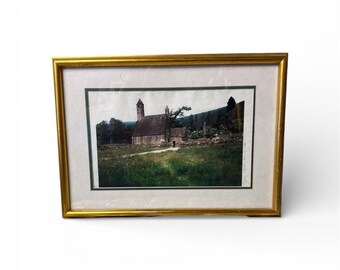 Impresión de paisaje de iglesia de piedra rústica enmarcada con marco dorado de 22 x 16