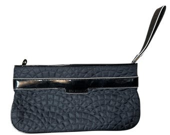 Clutch de muñeca acolchado Vera Bradley con ribete de charol negro