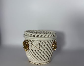 Macetero vintage de cerámica con tejido de cuerda, blanco con detalles florales dorados