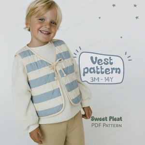 Op de afbeelding: Een kind draagt een crèmekleurig shirt met lange mouwen en een beige broek. Het kind draagt ook een lichtblauw en crèmekleurig gestreept vest. De afbeelding bevat de tekst "Vest pattern 3M-14Y" en "Sweet Pleat PDF Pattern."