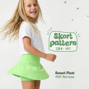 Puede incluir: Una niña con una camiseta blanca y una falda pantalón verde brillante. La falda pantalón tiene un diseño acampanado. El texto de la imagen dice "Skort pattern 12M-14Y" y "Sweet Pleat PDF Pattern".