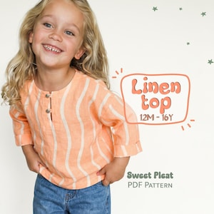 Könnte beinhalten: Ein Kind trägt ein orange-weiß gestreiftes Leinenoberteil mit Dreiviertelärmeln und zwei Knöpfen. Der Text "Linen top 12M-16Y" befindet sich in einer rosa Sprechblase. Das Kind trägt eine blaue Jeans. Der Text "Sweet Pleat PDF Pattern" ist ebenfalls sichtbar.