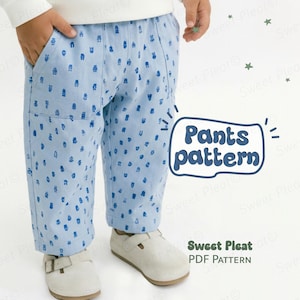 Puede incluir: Pantalones azul claro con un patrón azul repetido. Los pantalones tienen bolsillos y se usan con zapatos blancos. El texto "Pants pattern" está en una burbuja. El texto "Sweet Pleat PDF PATTERN" también es visible.