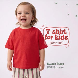 以下が含まれることがあります： 赤い子供用Tシャツ。赤い吹き出しの中に「T-shirt for kids 18M-10Y」の文字。子供はストライプのショートパンツを着用しています。「Sweet Pleat PDF Pattern」の文字も表示されています。