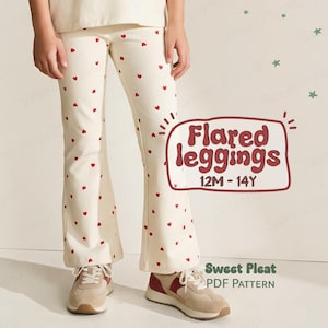 Peut inclure: Un legging évasé crème orné de petits cœurs rouges. Le pantalon est associé à des baskets beiges. L'image contient le texte "Flared leggings 12M-14Y" et "Sweet Pleat PDF Pattern".