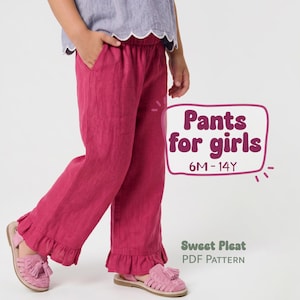 Peut inclure: Pantalon magenta avec une taille élastique, des poches latérales et des ourlets à volants. Le texte sur l'image indique : Pants for girls 6M - 14Y, Sweet Pleat PDF Pattern. Ce pantalon présente une coupe large et est porté avec des sandales roses.
