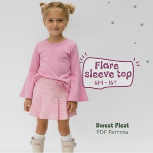 Op de afbeelding: Een jong meisje draagt een roze top met uitlopende mouwen en een roze geplooide rok. De afbeelding bevat de tekst "Flare sleeve top 6M-16Y" en "Sweet Pleat PDF Pattern". Ze draagt witte sokken en beige laarzen.