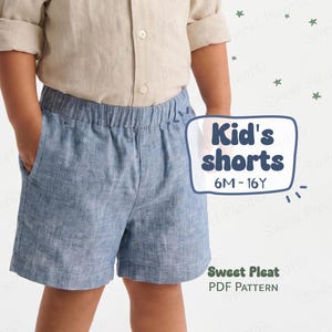 Könnte beinhalten: Hellblaue Kinder-Shorts mit elastischem Bund. Die Shorts sind aus einem strukturierten Stoff gefertigt und haben Taschen. Das Bild enthält den Text "Kid's shorts 6M-16Y" und "Sweet Pleat PDF PATTERN".